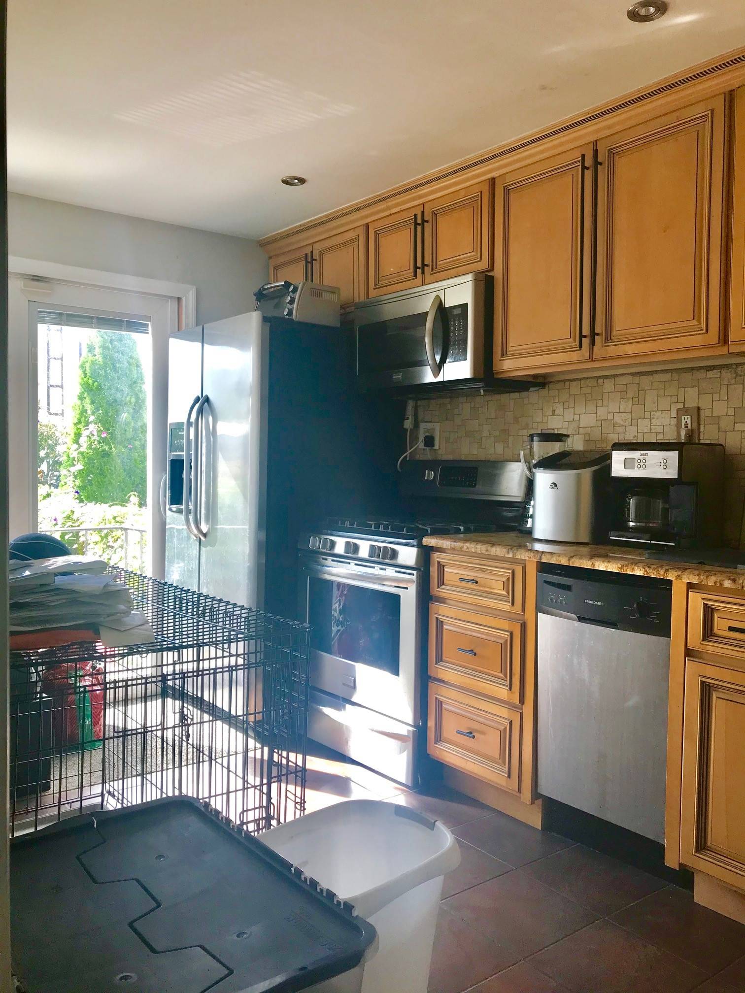 LARGE 2 BEDROOM APARTMENT IN SUNNY MIDDLE VILLAGE RIGHT BY THE M TRAIN