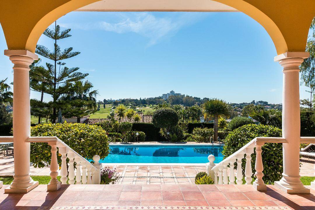 Estepona, Marbella -Fabulous Villa 5 + Bedrooms 5+ Bathrooms w-Views