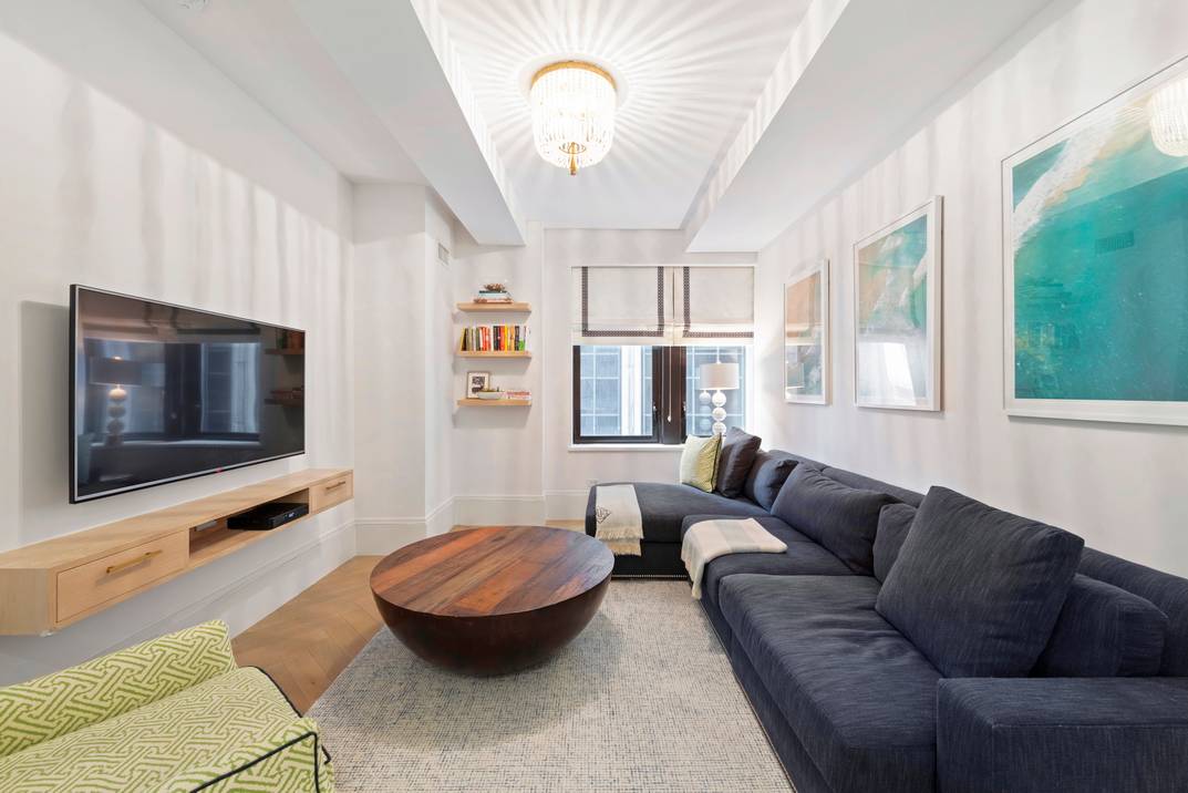 Beautiful Split 2 bedroom home for immediate occupancy! Great amenities and private storage included!