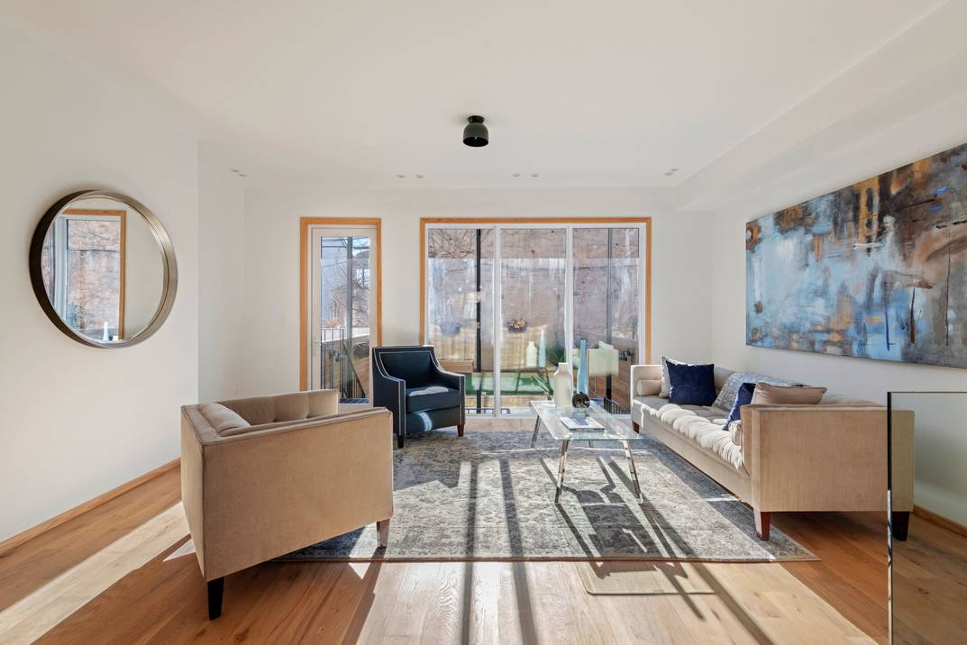 Contemporary Renovated PLG Townhouse