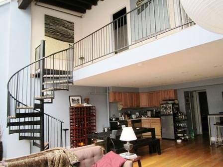 DUPLEX/LOFT READY FOR IMMEDIATE MOVE IN! LOTS OF SPACE !