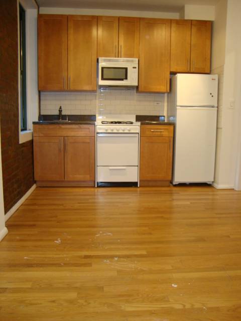 GORGEOUS Upper East Renovated 2 Bed+Marble Bath!!*Hardwood Floors*Super*Laundry*Call or Email NOW!