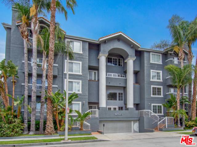 Beautiful two bedroom, top floor townhouse in North Hollywood