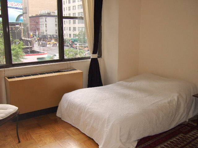SUNNY STARTER 1 BEDROOM MIDTOWN DOORMAN CONDO!