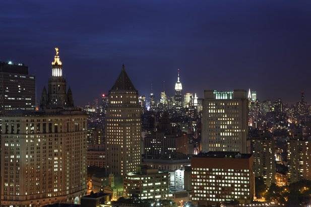 $3300 - Penthouse 1 bedroom luxury apartment in full service building in prime financial district