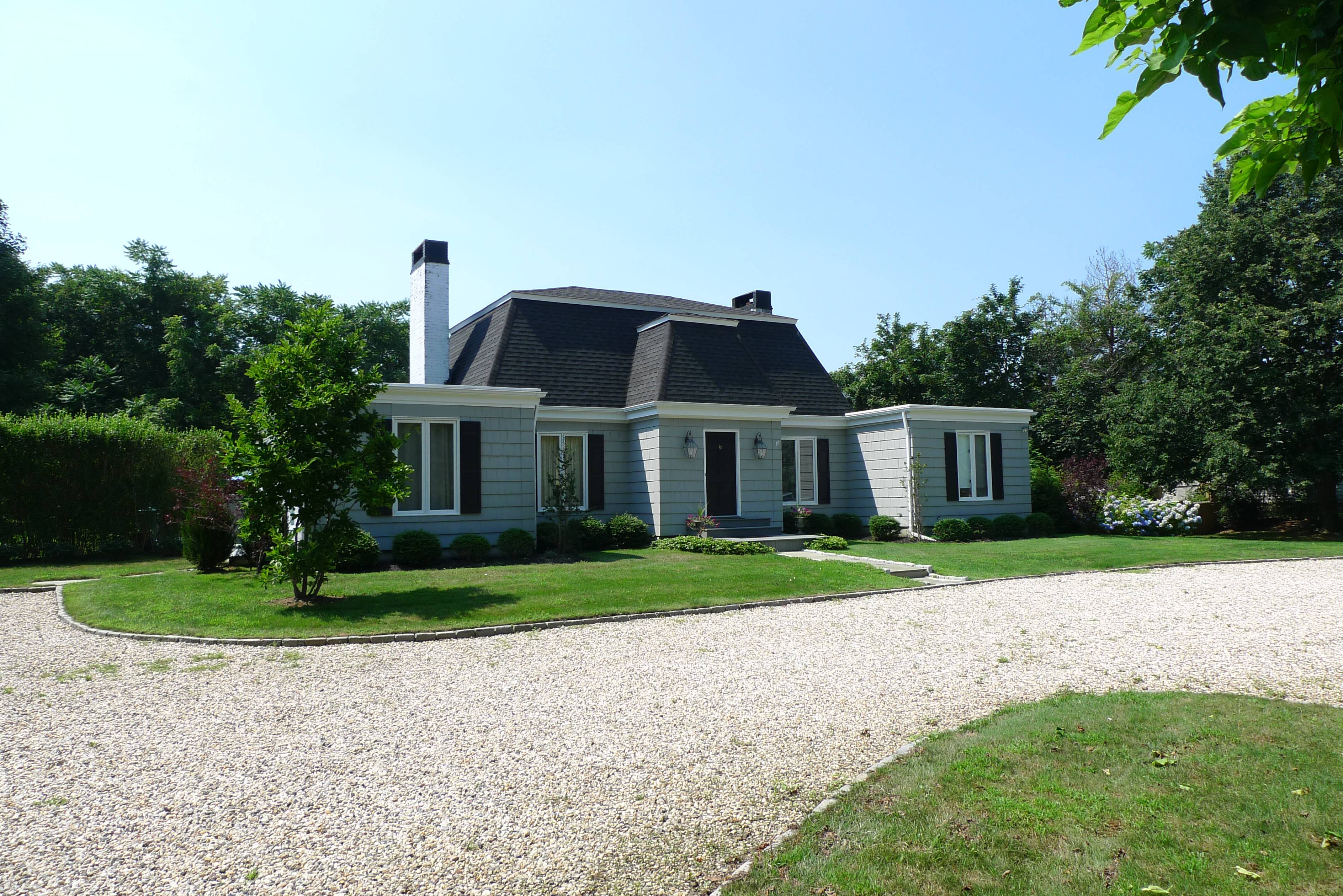 CLOSE TO CENTER OF VILLAGE AND OCEAN BEACHES!