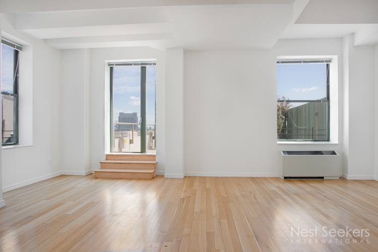 Come Enjoy Townhouse feel   in this  Penthouse  4  Bedroom TRIPLEX  w/ Terrace