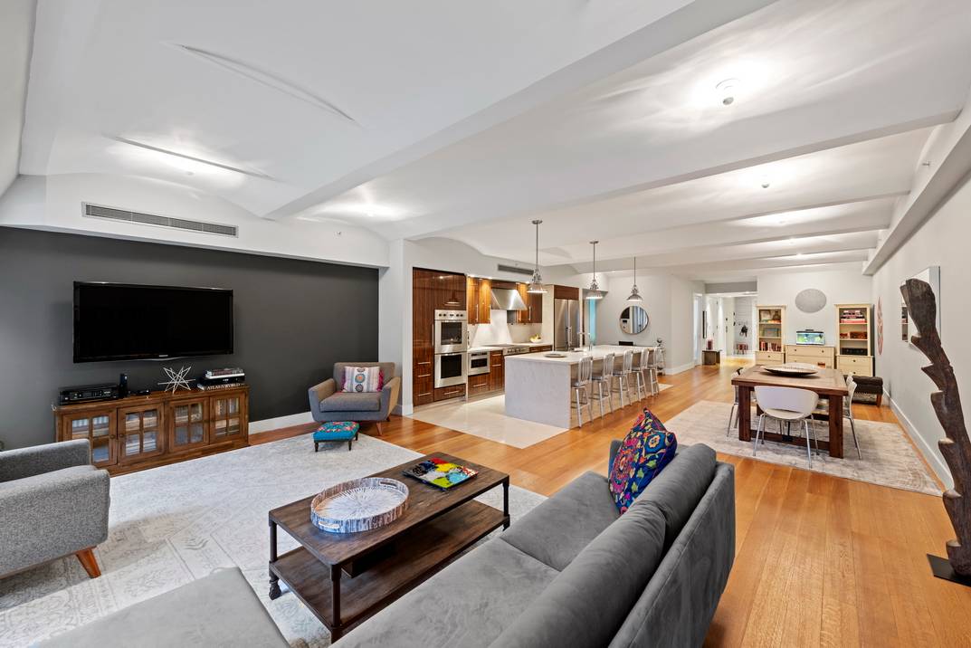 Floor-through Three Bedroom Loft with Barrel-vaulted High Ceilings