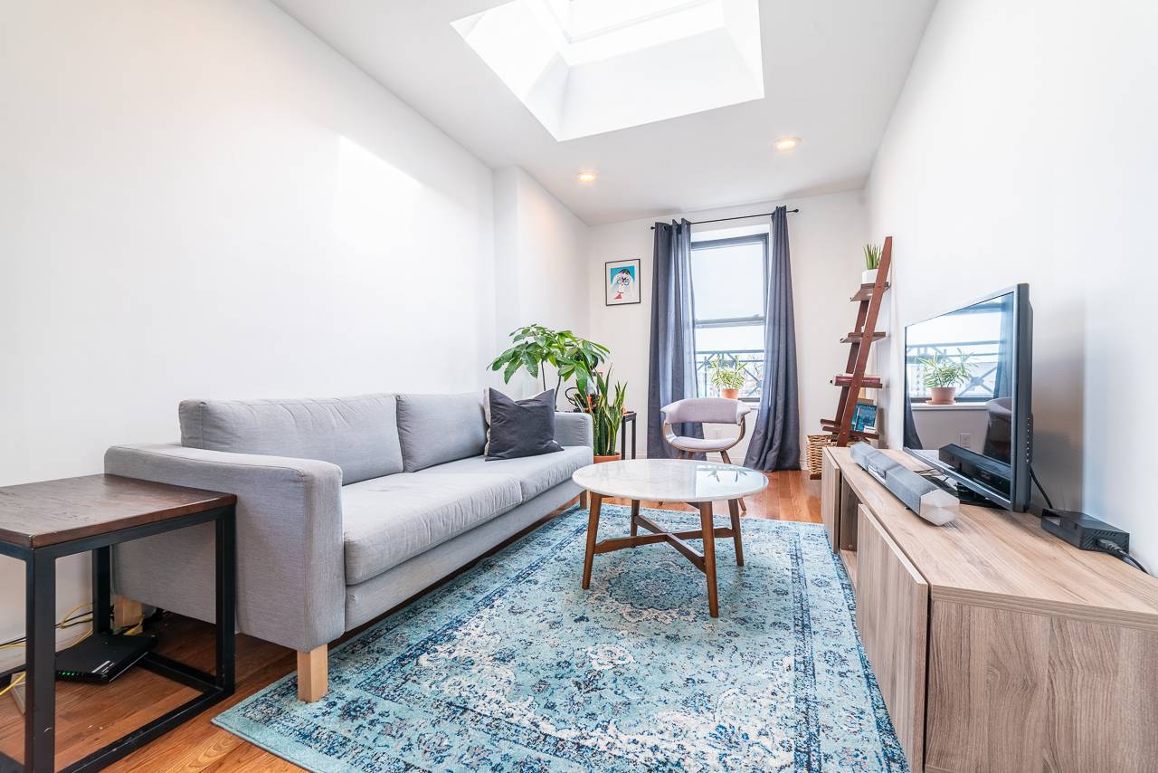 Stunning Top-Floor Corner 1 bd Condo with Abundant Natural Light