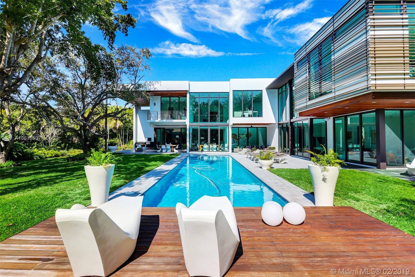 UNIQUE MODERN HOUSE IN PINECREST - MIAMI