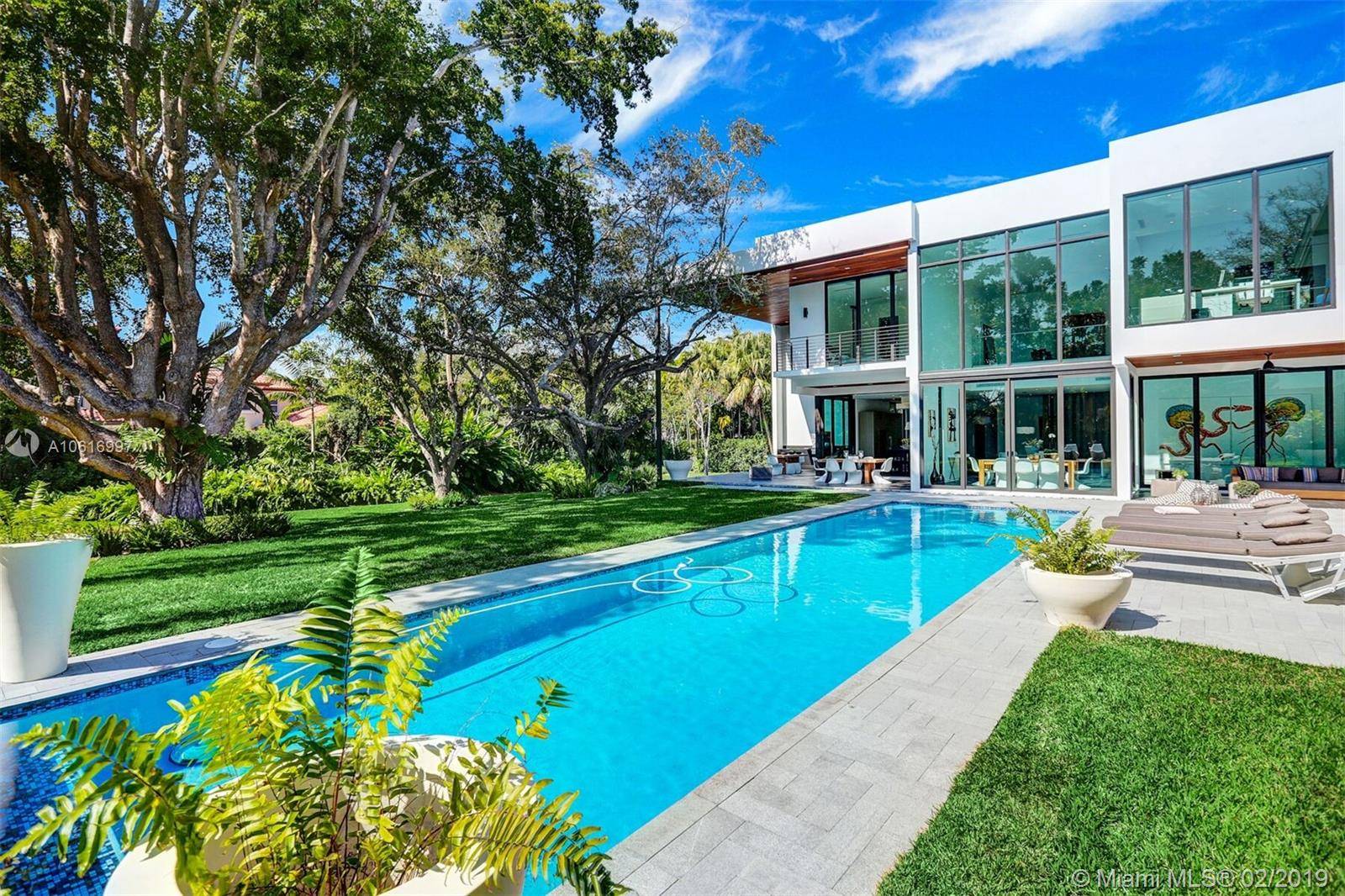 UNIQUE MODERN HOUSE IN PINECREST - MIAMI