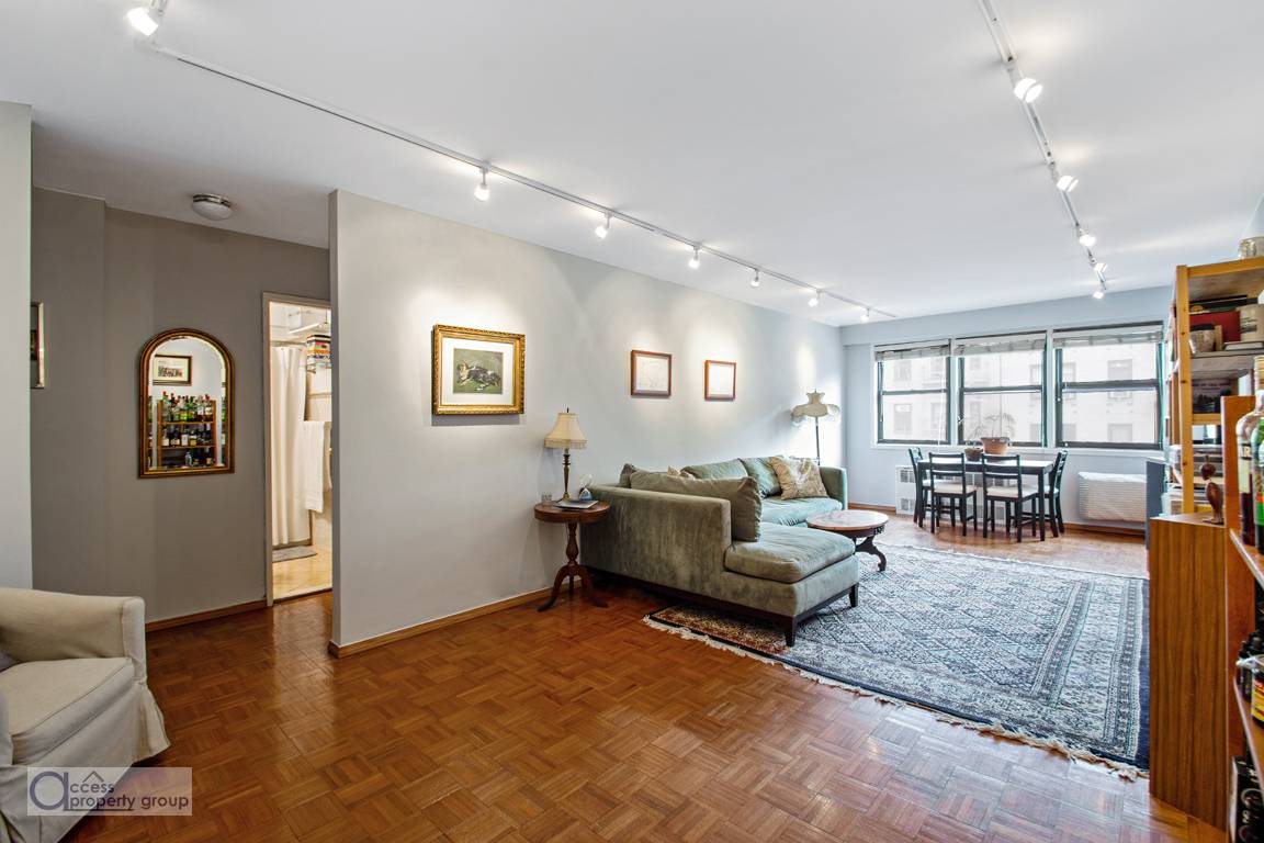 IN CONTRACT ! PLEASE CONTACT US FOR SIMILAR HOMES IN THE AREA.