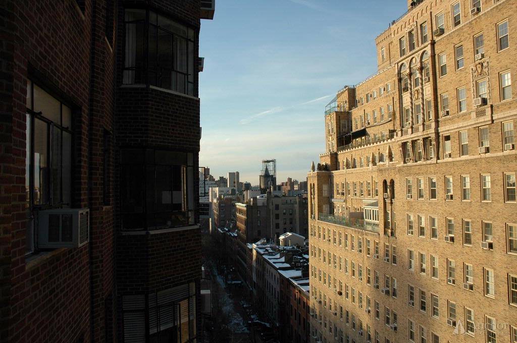 MAJOR WOW FACTOR!!SUPER LARGE PREWAR 1BR/BA GREAT LIGHT RIGHT ON WASHINGTON PARK