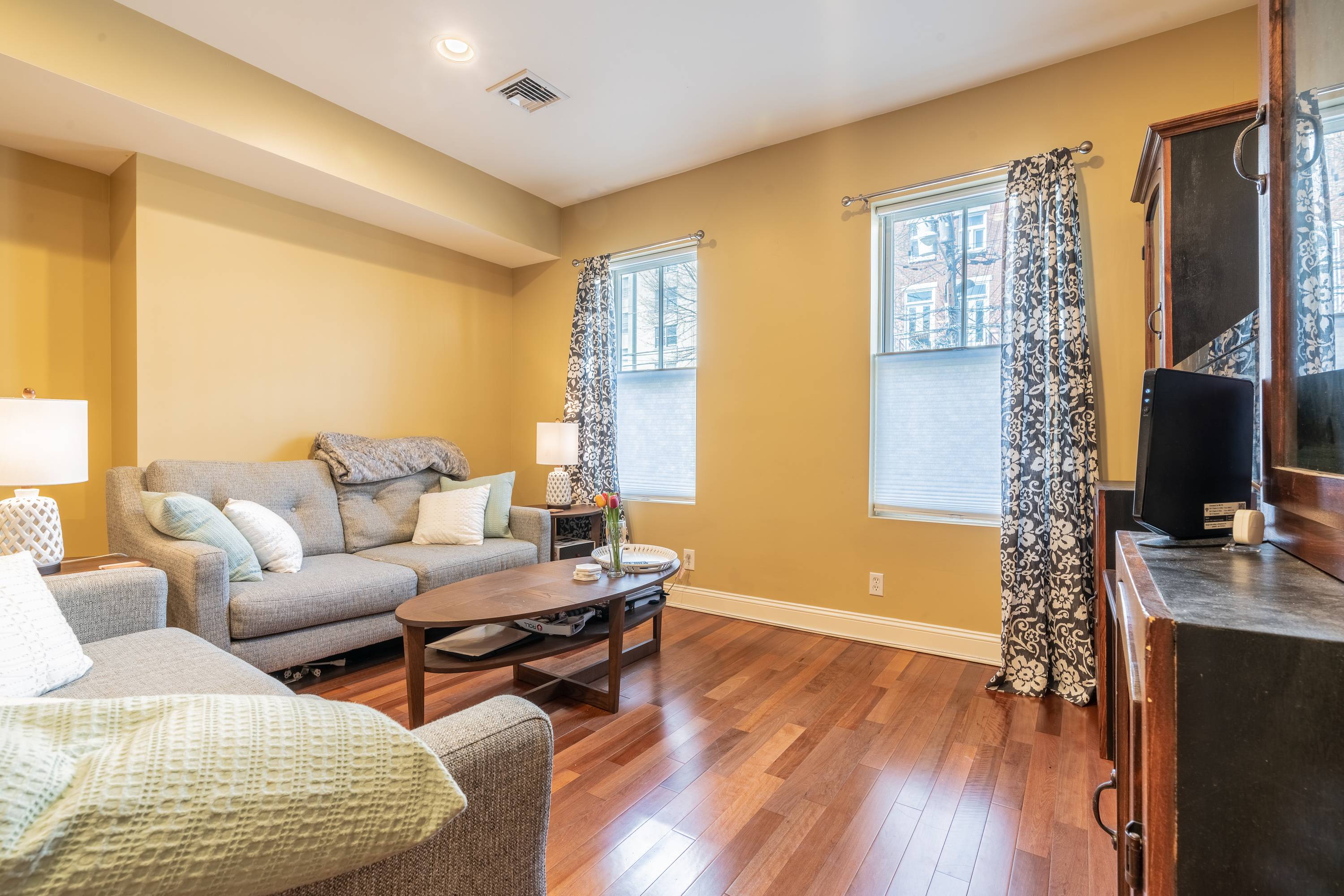 Huge 2BR Apartment with Washer/Dryer and Private Backyard!  Close to Path Station