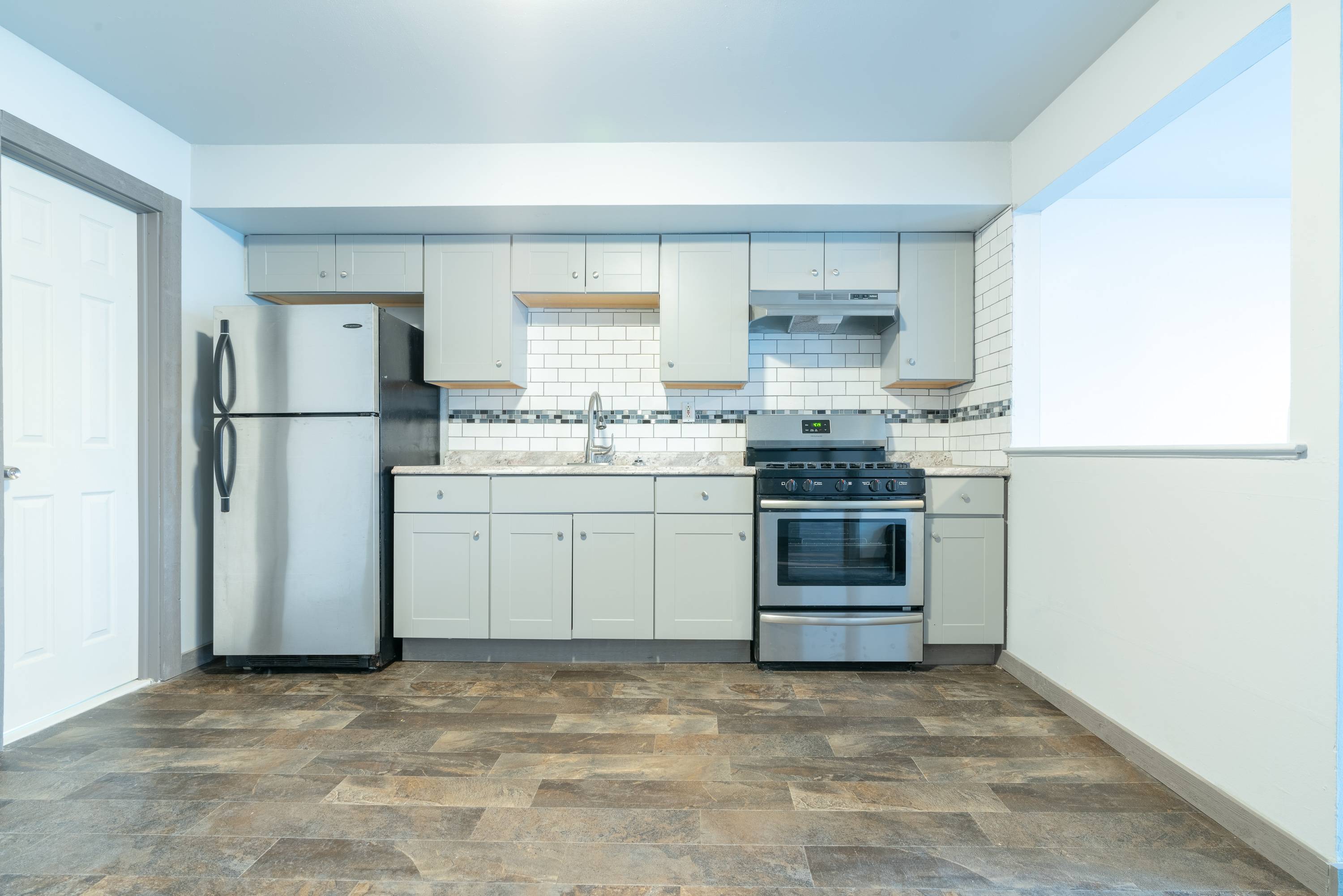 Top Floor Spacious 2BR in Jersey City Heights! Laundry on Site! Minutes to Lightrail/NYC Bus!