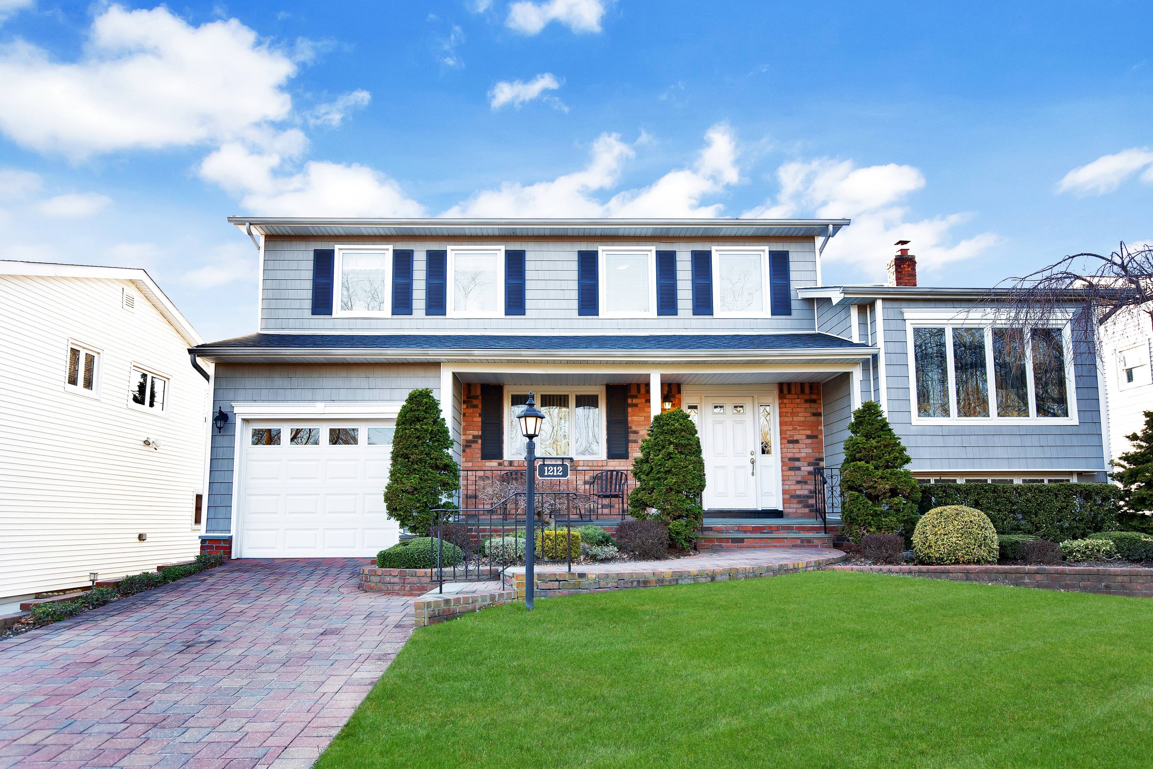 Spacious Split Level With Flowing Open Floor Plan in Wantagh