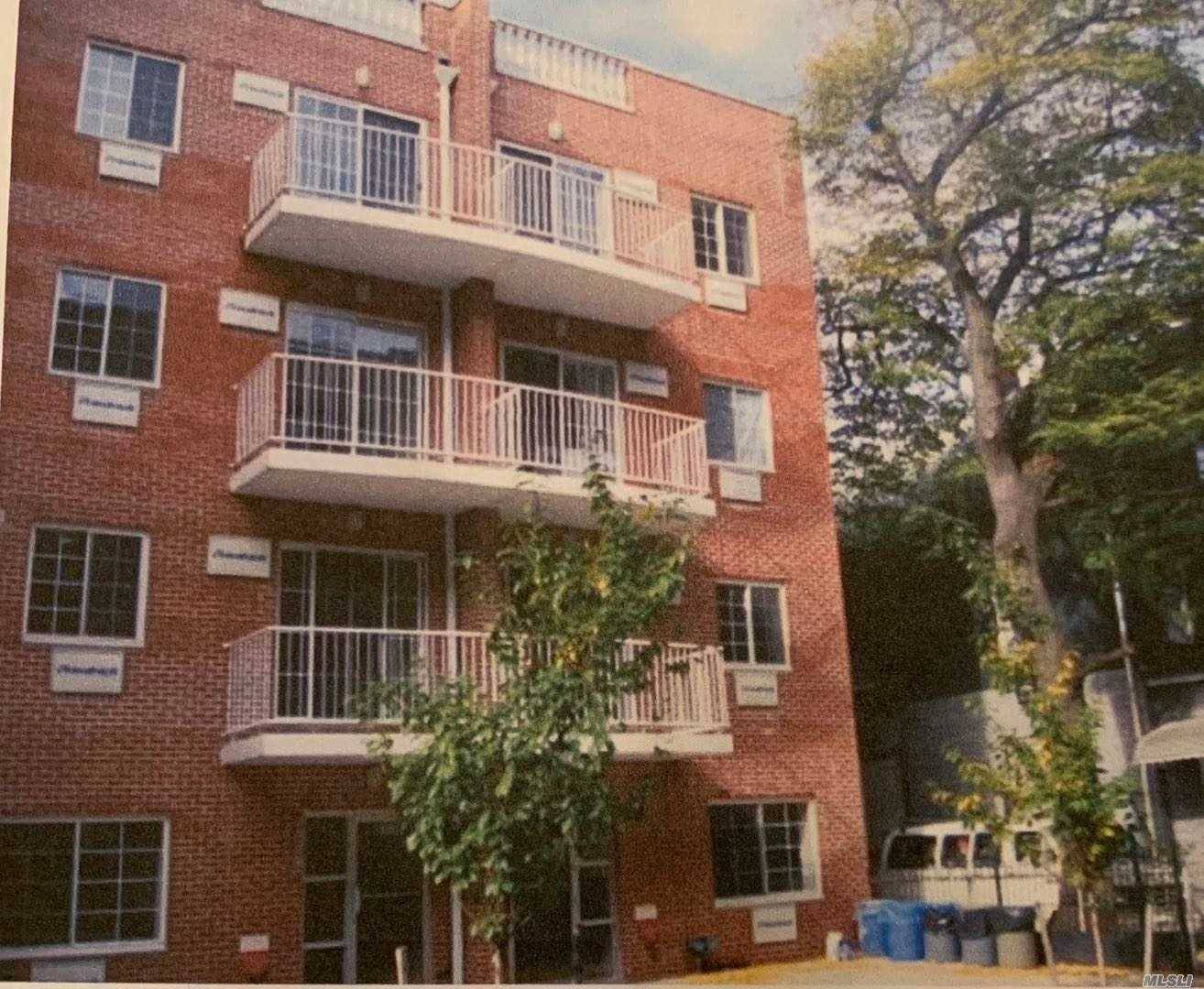 Spacious 1 Bedroom Apartment Of Great Location In Woodside.