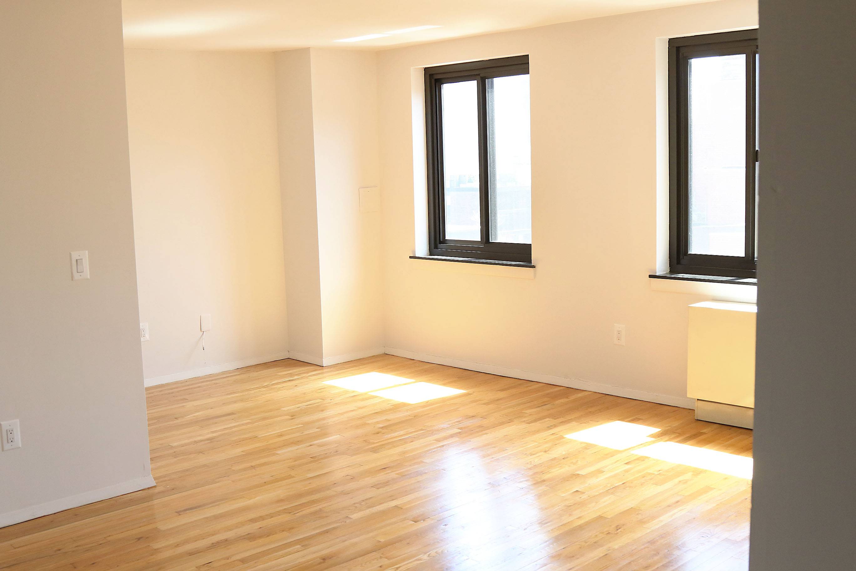 OUTSTANDING SHARE---3 BEDROOM 2 BATH in SOHO--MOTT/E.HOUSTON--MOVE IN NOW