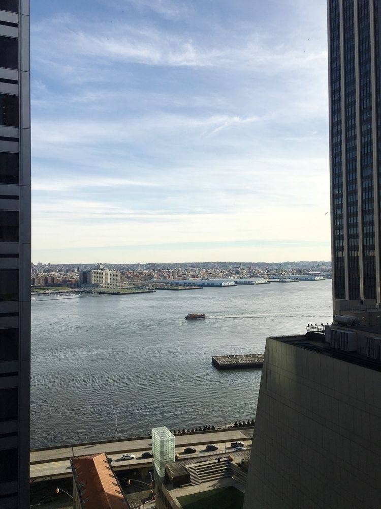 ASTONISHING VIEW !!**2 BDR ,2 BATH/1100 SF/DELUXE BLDG/F/CITY HALL/MANHATTAN BRIDGE /SOUTH STREET SEAPORT