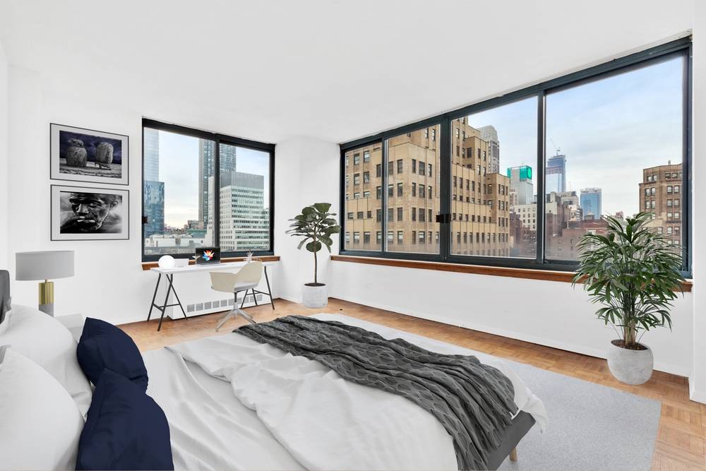 2BATH,HUGE 2BR CONV 3 bedrooms on W36 st/6 Ave,BALCONY,DOORMAN BLDG**STEPS FROM MACY'S**PATH TRAIN**EMPIRE ESTATE BUILDING**KOREATOWN**