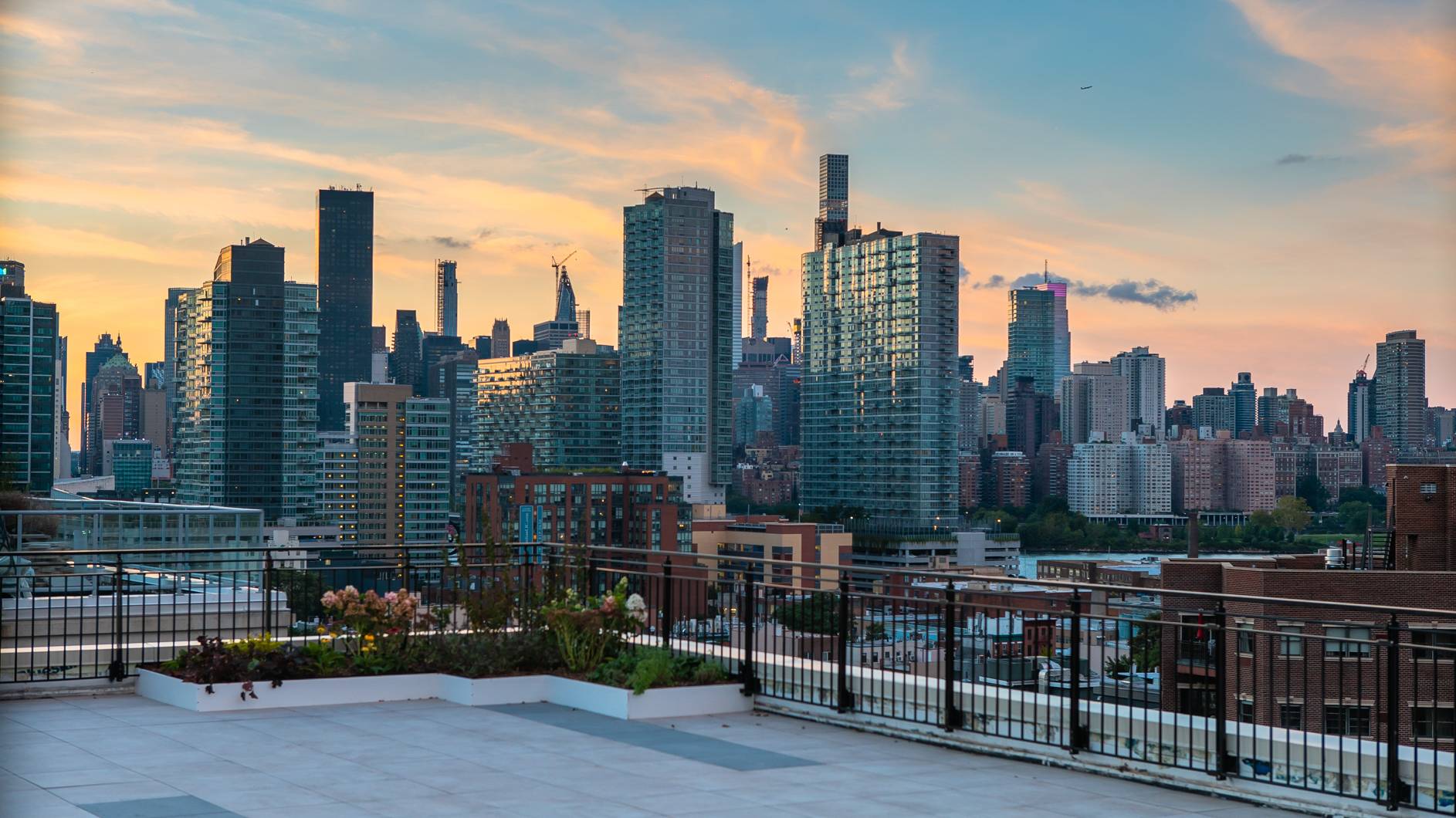 Hunters Landing Huge Corner One Bedroom w/ Great Views & W/D- 3 Months Free