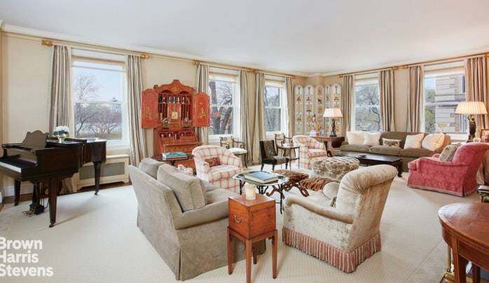 Unlike any other B line in the building that has been available in recent years, Apartment 4B has an extra room facing Central Park !