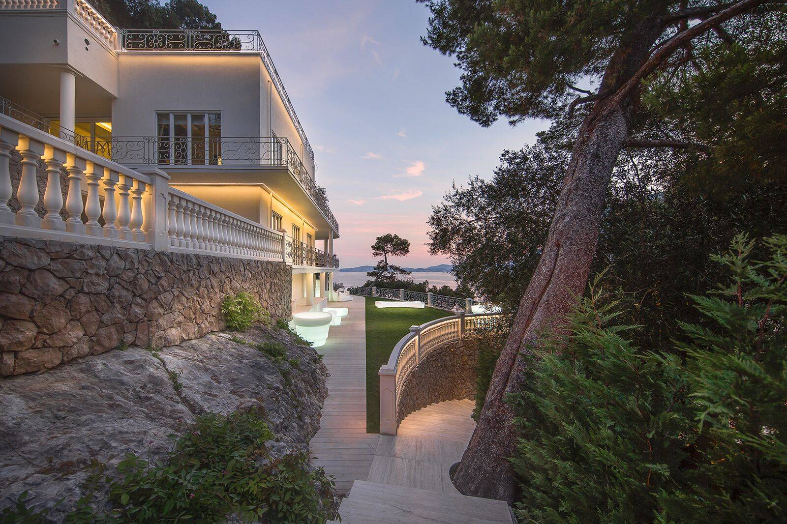 CONTEMPORARY COTE D’AZUR VILLA