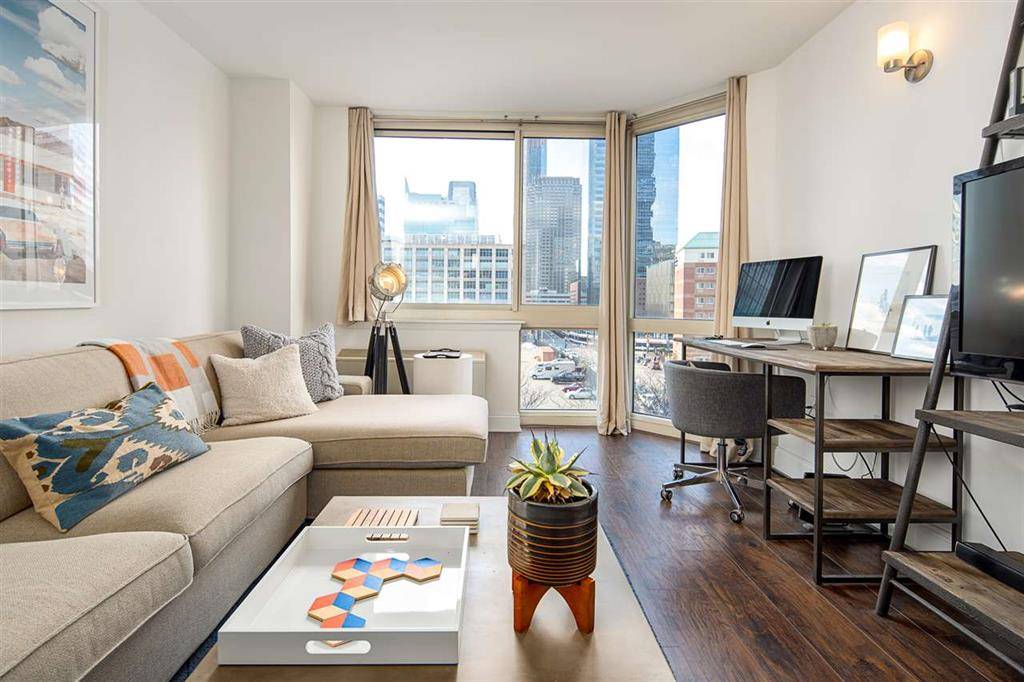 Contemporary 1 Bedroom Condo in the Mandalay