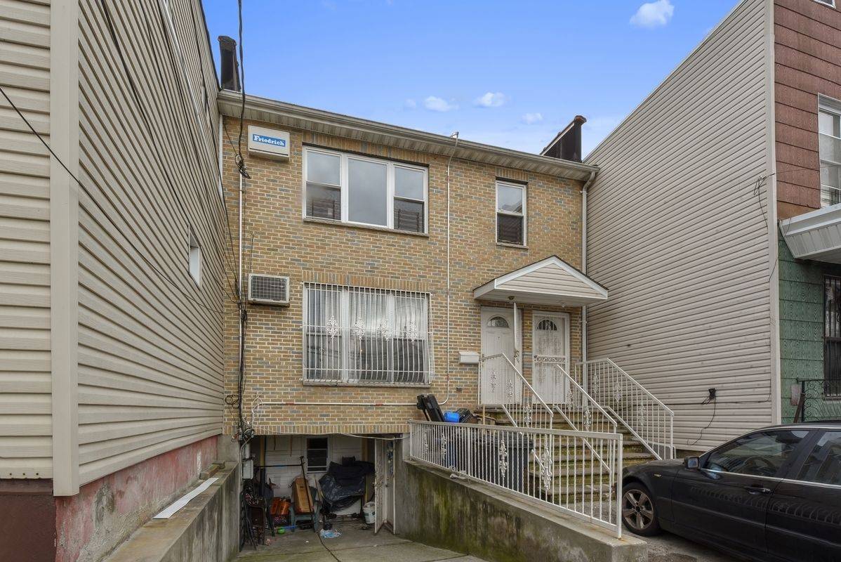 Cash Positive ~~~Legal Rentable Basement ~~~Solid Investment Or End Use Asset