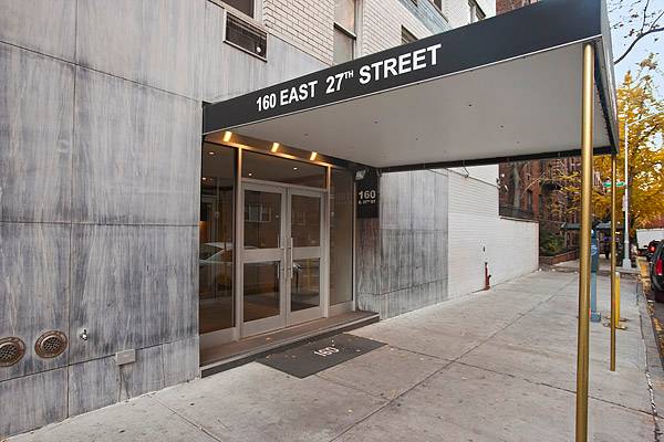Juat in time for summer studio apt with amazing out door space