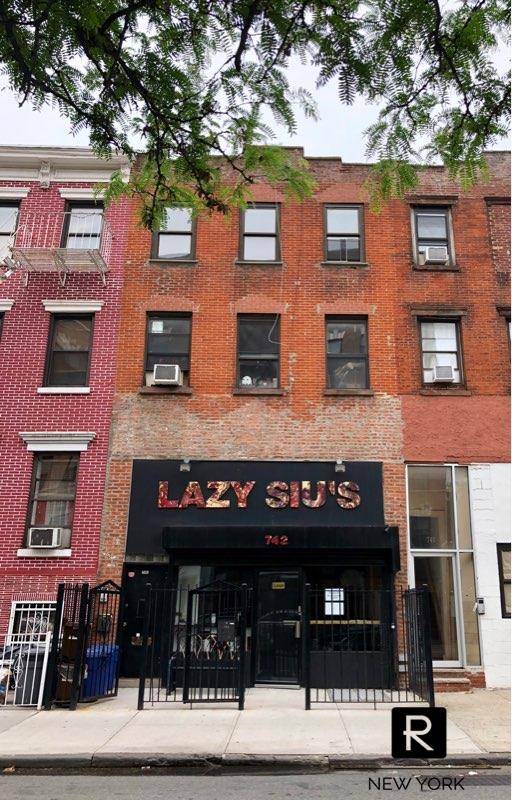 Prime Williamsburg Location !