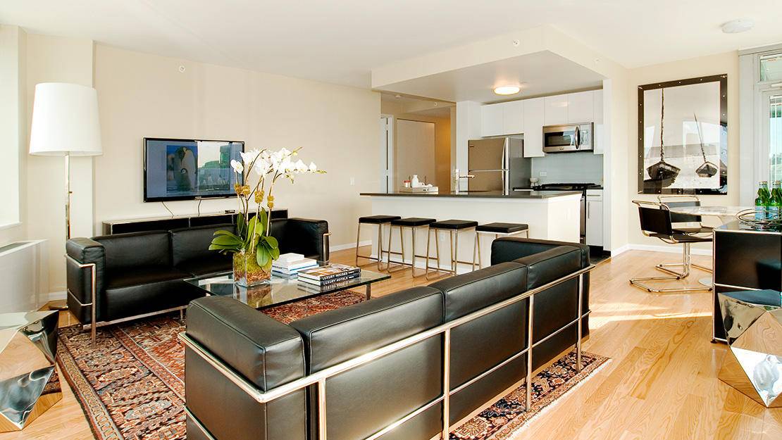 High-Floor Studio with an Open Kitchen and West-facing Manhattan Views in LIC