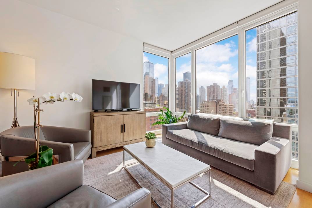 High Floor Gorgeous Luxury 1 Bed, 1.5 Bath at Platinum Condos