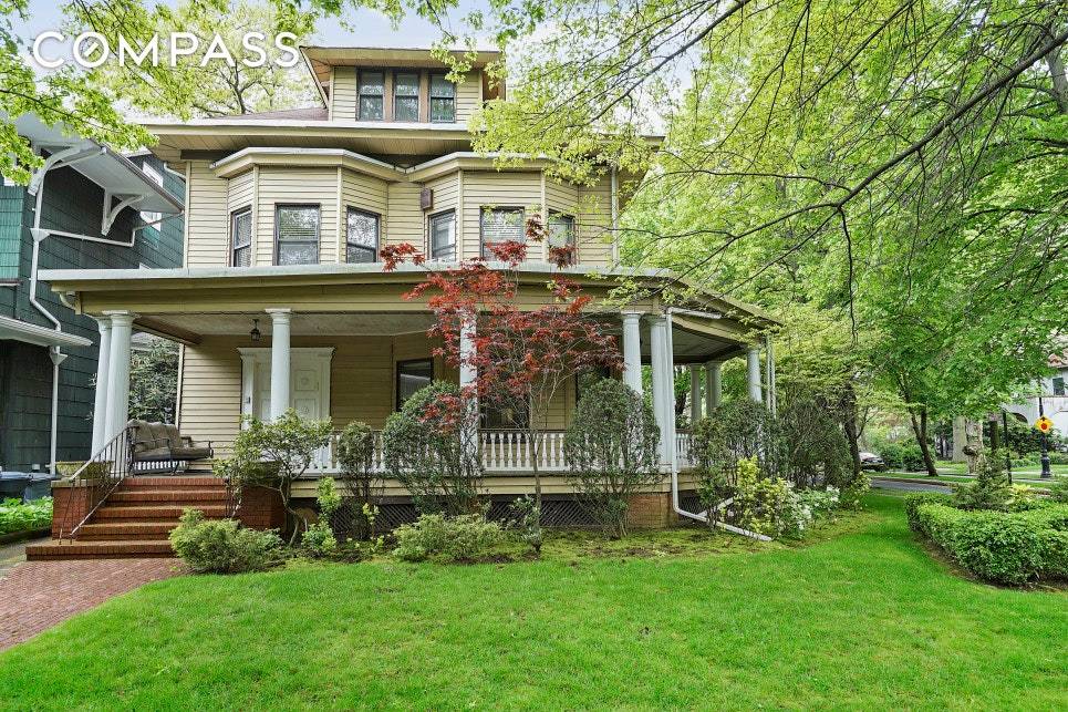 Huge, corner lot 8 bedroom, 5.