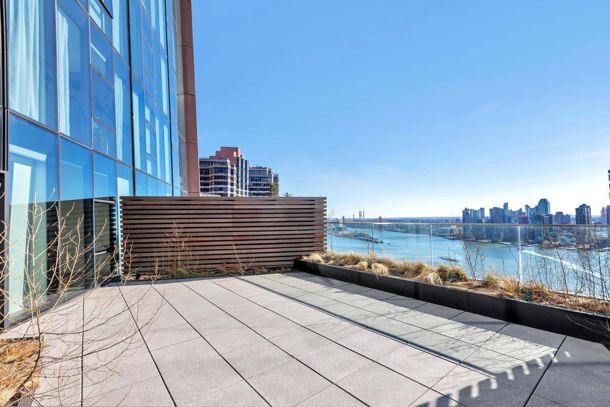 Luxurious Penthouse 2 beds 2.5 baths with Private Courtyard in the Sky!
