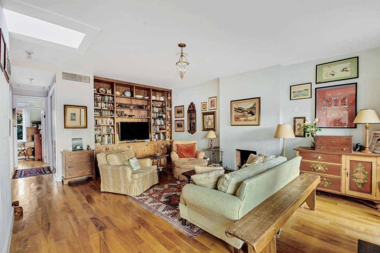 Delightful Penthouse with Endless SunsetsThis one of a kind, beautiful penthouse apartment, plus entire private roof with stunning, iconic views of lower Manhattan, Brooklyn Bridge Park, New York Harbor and ...