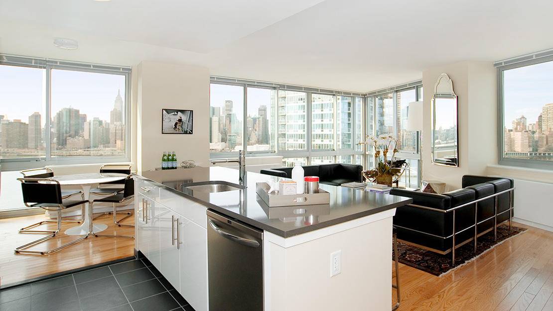 Amazing Corner 2 Bed W/Balcony!!