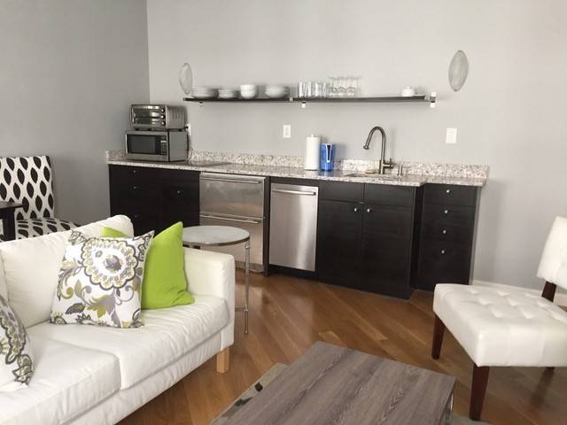 Perfect Pied a Terre ! Chelsea 1 Bedroom 1 HUGE bath w street views is bright, airy, spacious and in move in condition.