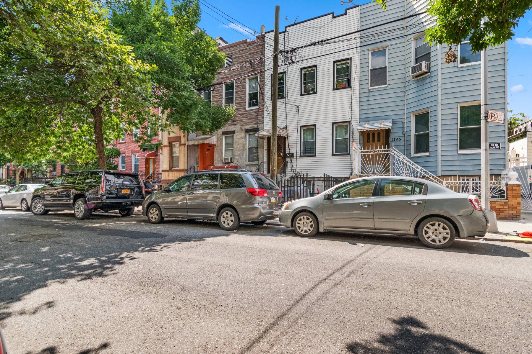 Prime Ridgewood area close to coffee shops, restaurants, shopping, parks and M and L subway stations.