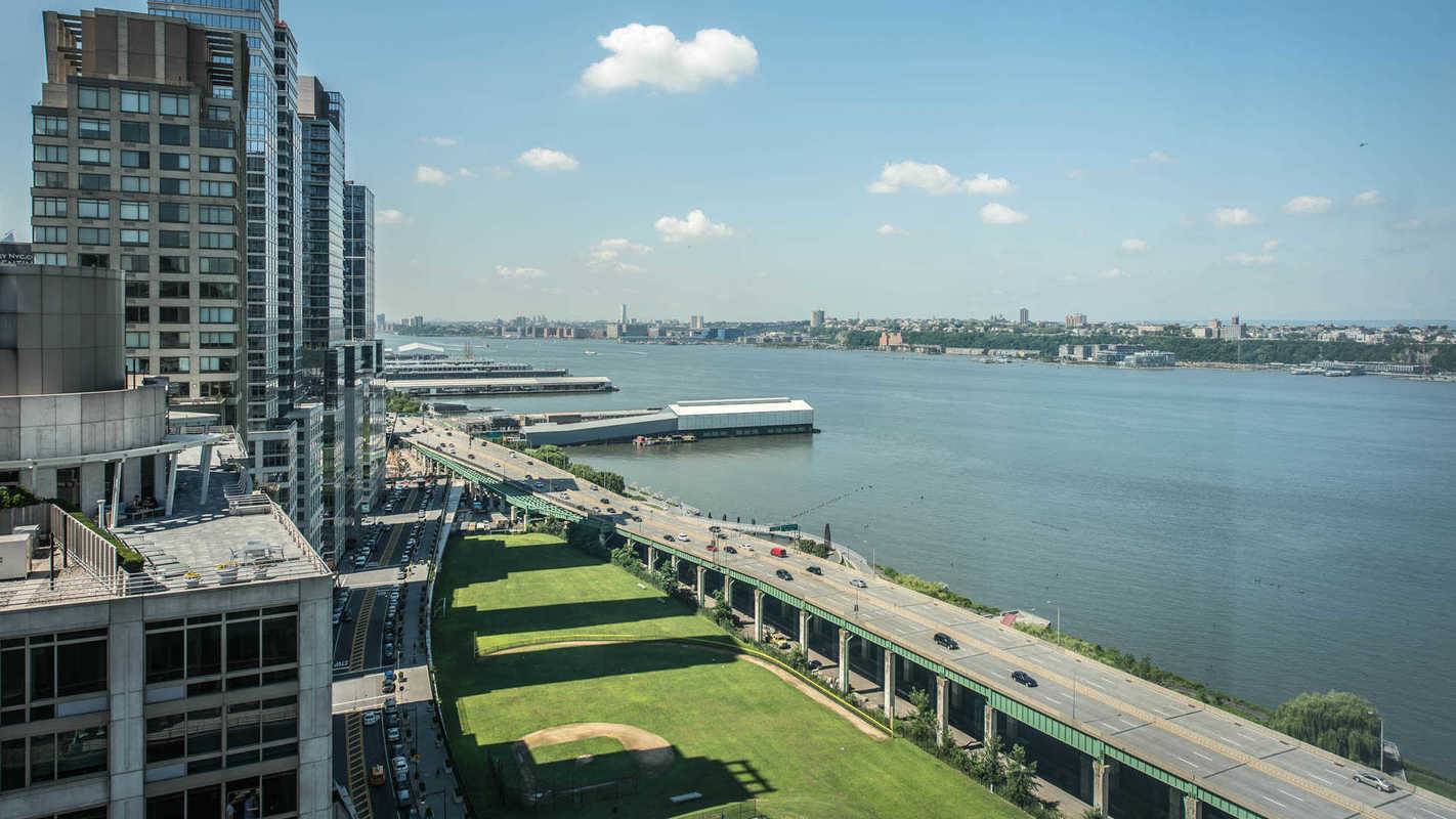 Stunning and Bright Penthouse with River Views!