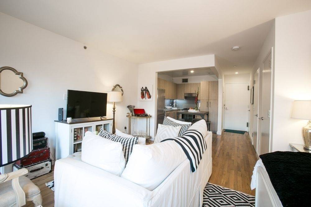 NO FEE! TOP FLOOR, SOUTH FACING STUDIO WITH OPEN KITCHEN, WASHER AND DRYER, WALK-IN CLOSET AND BALCONY.
