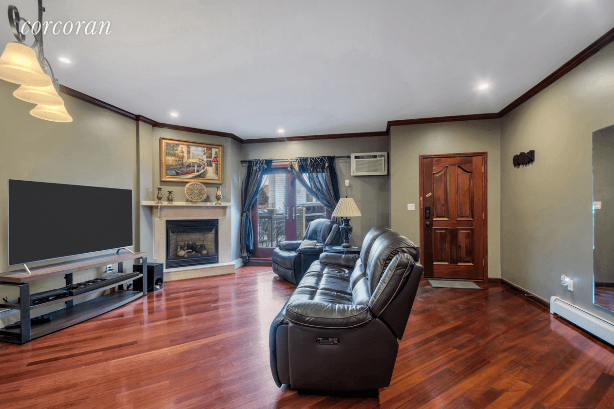 At almost 1400 sq. ft. this diamond duplex offers 2 Bedrooms, a separate home office convertible to three bedrooms, 2 1 2 baths, a private automatic GARAGE with convenient access ...