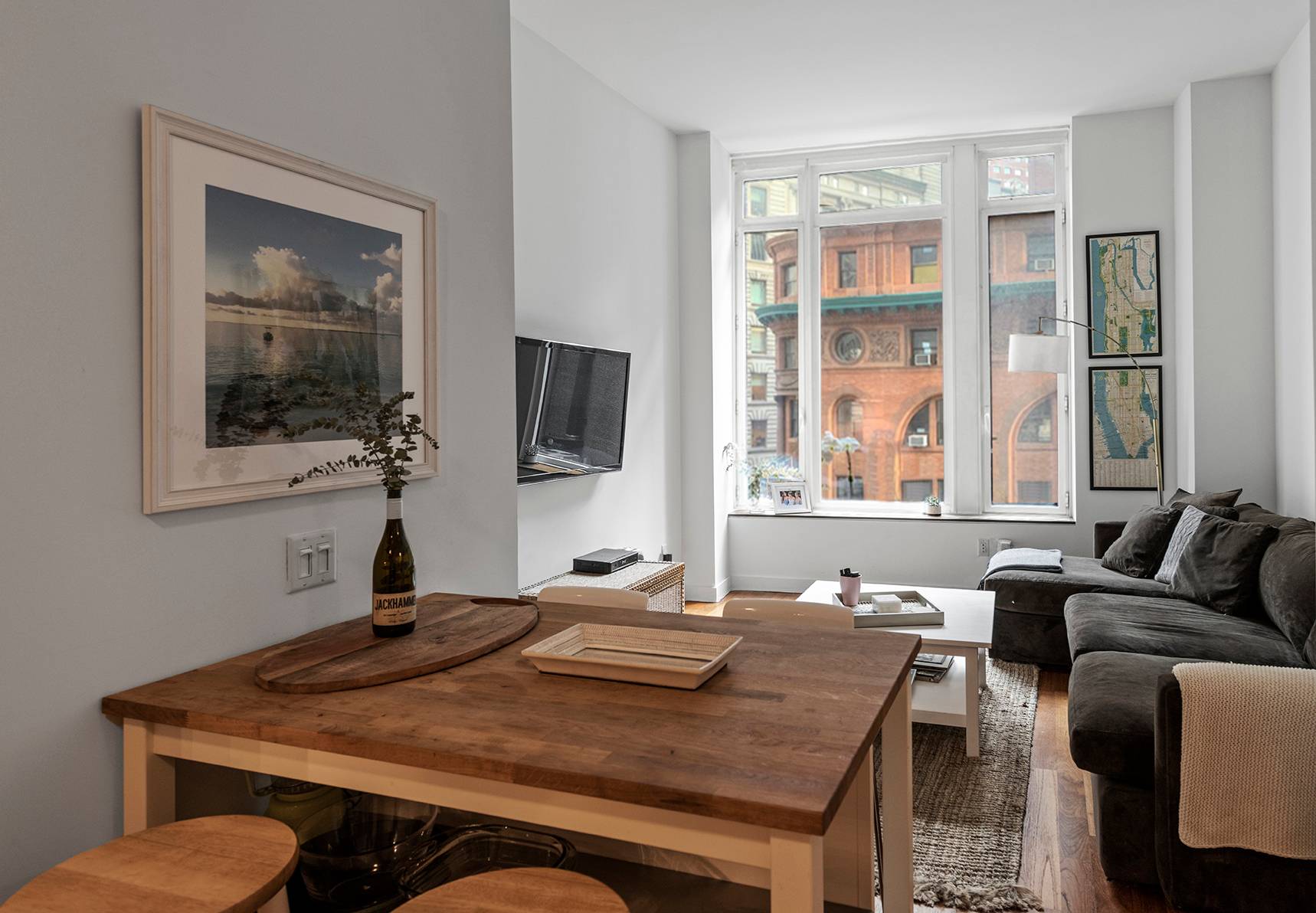 Spacious one bedroom featuring extra high ceilings and fabulous amenities!