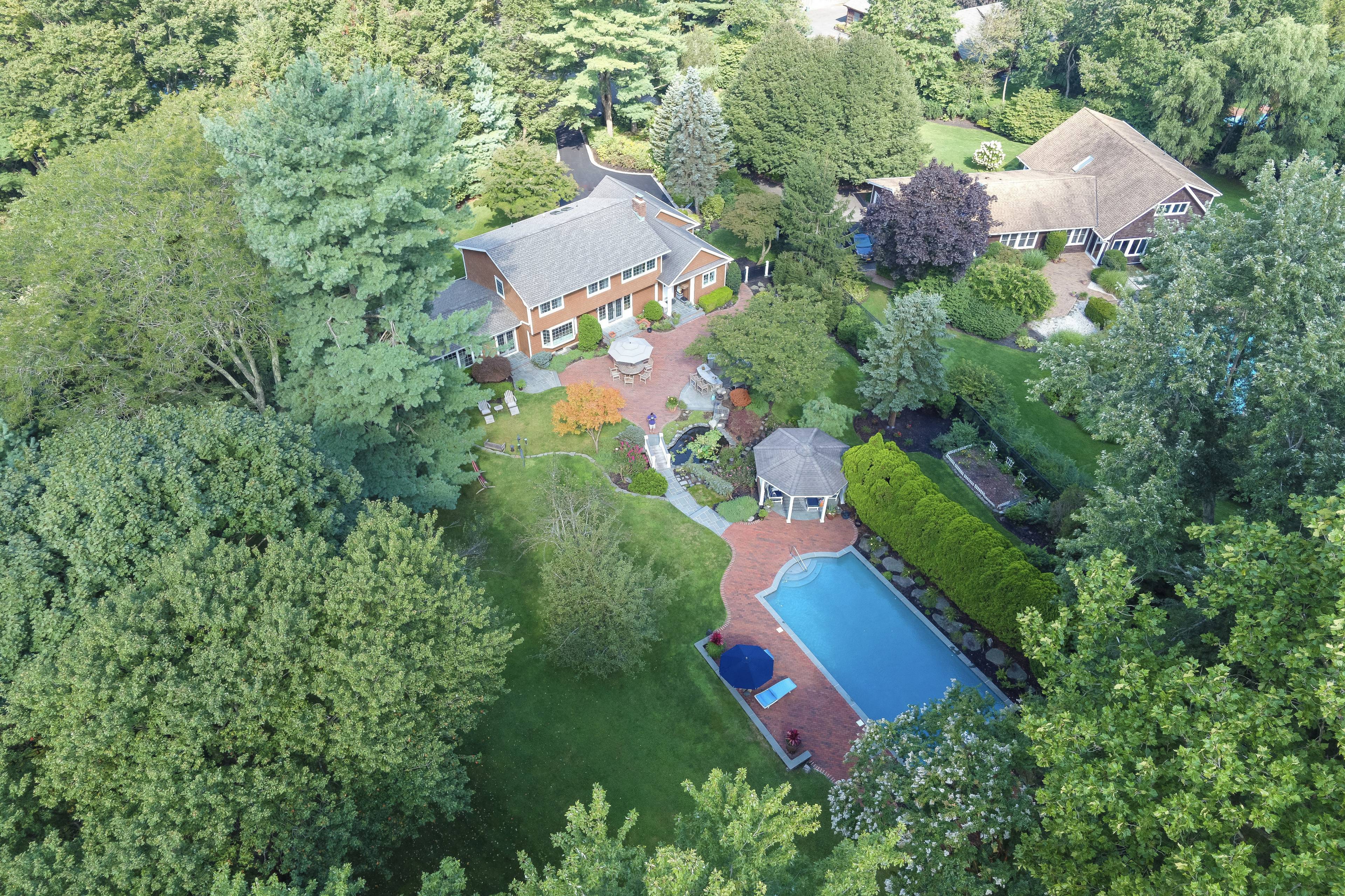 Huntington - Updated Diamond 4 Bedroom Expanded Colonial.