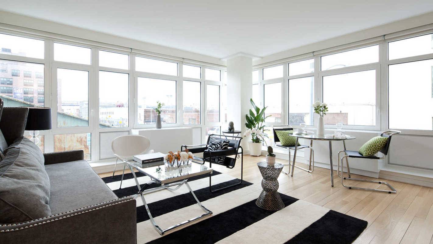 Gorgeous 2 Bedroom**Spacious Living Area**Floor to Ceiling Windows**Williamsburg