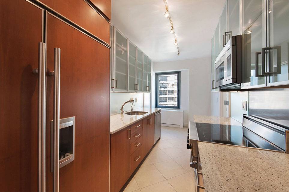 Splendid & Sprawling Top Floor 4BR/4.5Bth w Formal Dining Room, Premier White Glove Bldg w Concierge,Garage ,Gym in Prime Lenox Hill