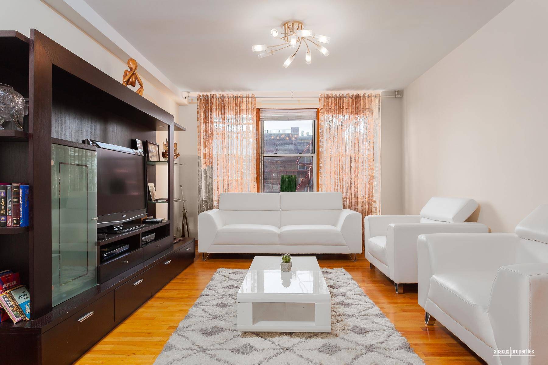 This spacious, high floor corner apartment awaits you its new owner !