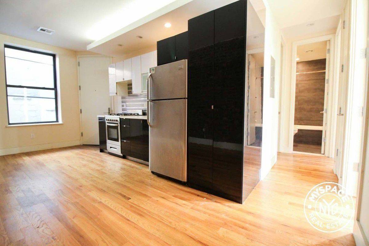 NO FEE Bright & Sunny HUGE Apartment in Bushwick