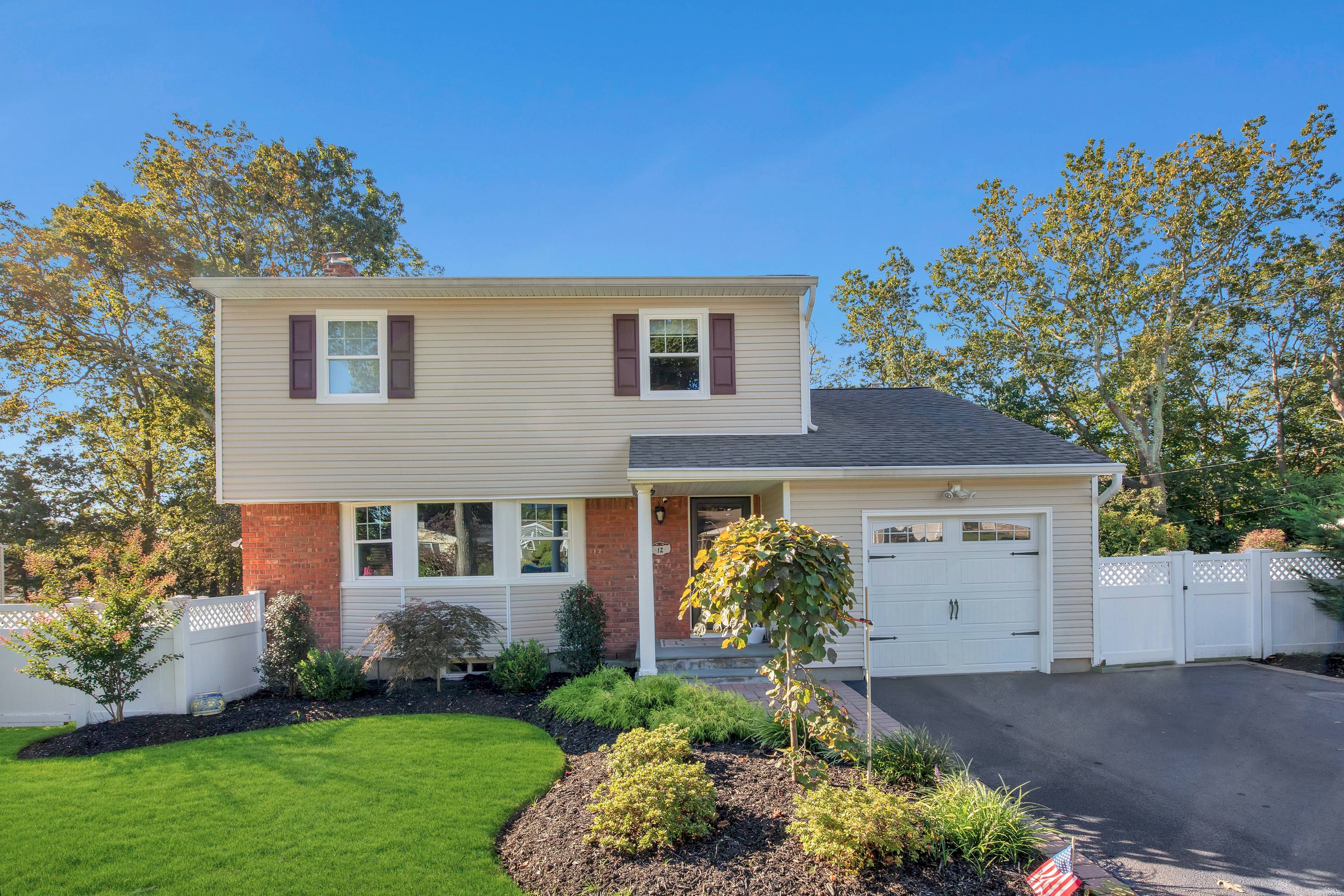 Beautiful 3 Bedroom, 2.5 Bath Colonial On A Quiet Street In The Beautiful Morewood Section Of Smithtown.