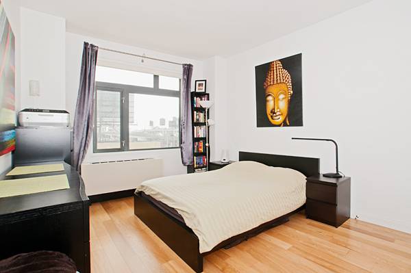 The L Haus ---  Luxury large  One Bedroom . one stop to Grend Central 
